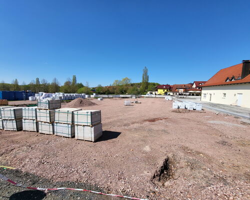 Baustelle, großer Schotterplatz, ungepflastert