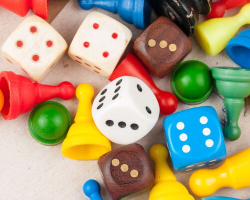 Würfel, Spielfiguren bunt durcheinander