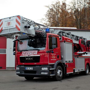 Drehleiter mit Korb M32L-AT von Magirus auf MAN Fahrgestell steht am Feuerwehrstützpunkt in Bad Liebenstein