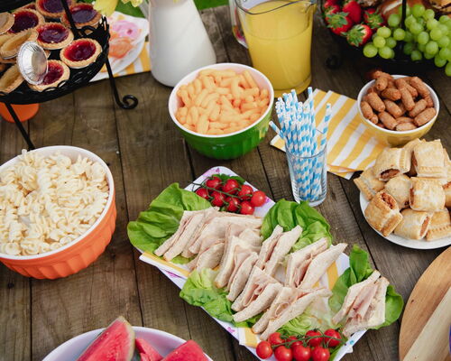 Tisch mit Picknickessen, Fingerfood, Obst, Häppchen, Schnitten