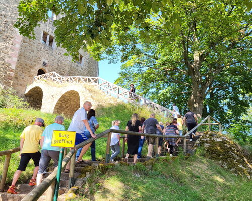 Treppenanlage im Freien, auf der eine Menschengruppe hinaufsteigt