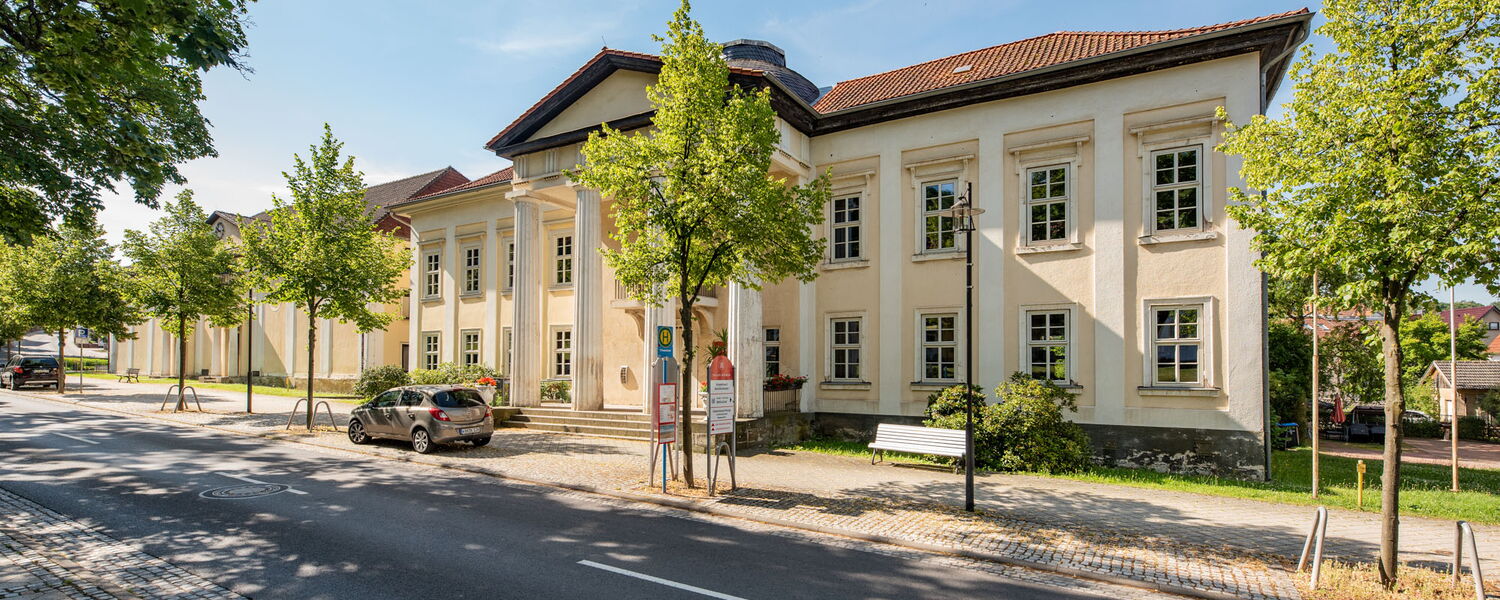 neoklassizistisches Gebäude mit Säuleneingang, darin befindet sich die Bad Liebensteiner Bibliothek