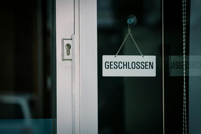 Tür mit Schild, auf dem "geschlossen" steht