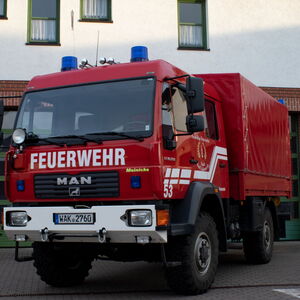 Gerätewagen Dekon P MAN LE10.220 mit Aufbau von Meinicke steht vor Rolltoren des Feuerwehrstützpunktes in Schweina