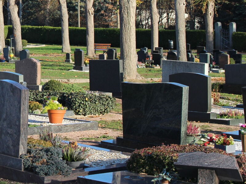 verschiedene Grabsteine auf dem Bad Liebensteiner Friedhof