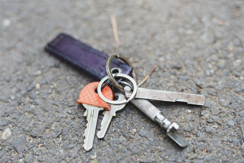ein Schlüsselbund liegt auf dem Asphalt, offenbar wurde er verloren