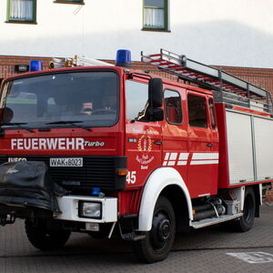 Löschgruppenfahrzeug Iveco Magirus 90-16 AW Turbo steht vor Rolltoren des Feuerwehrstützpunktes in Schweina