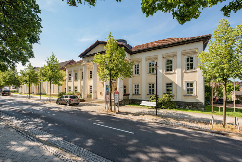 neoklassizistisches Gebäude mit Säuleneingang, darin befindet sich die Bad Liebensteiner Bibliothek