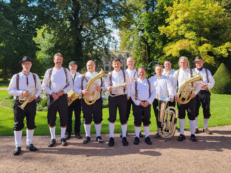Musikergruppe mit Instrumenten im Altensteiner Park