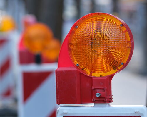 Detail einer Absperrbarke mit Warnleuchte