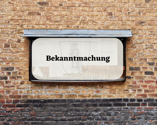 Ziegelsteinwand mit Anschlagtafel: Text Bekanntmachung