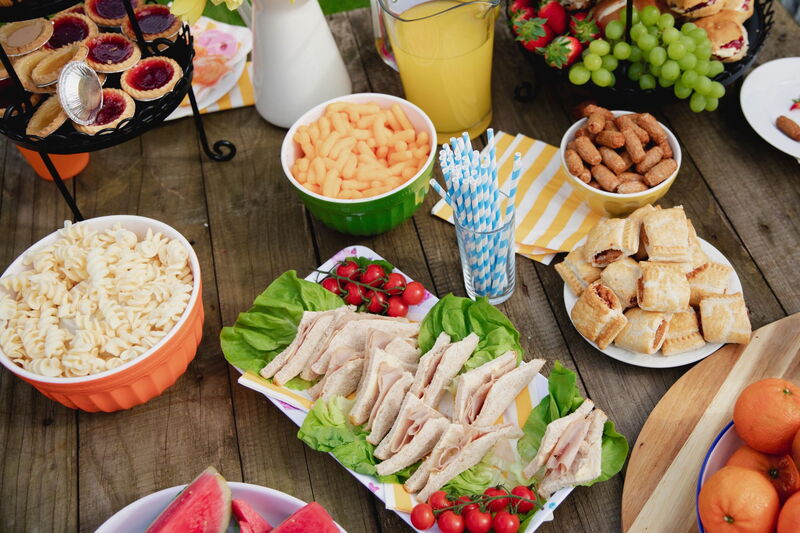 Tisch mit Picknickessen, Fingerfood, Obst, Häppchen, Schnitten