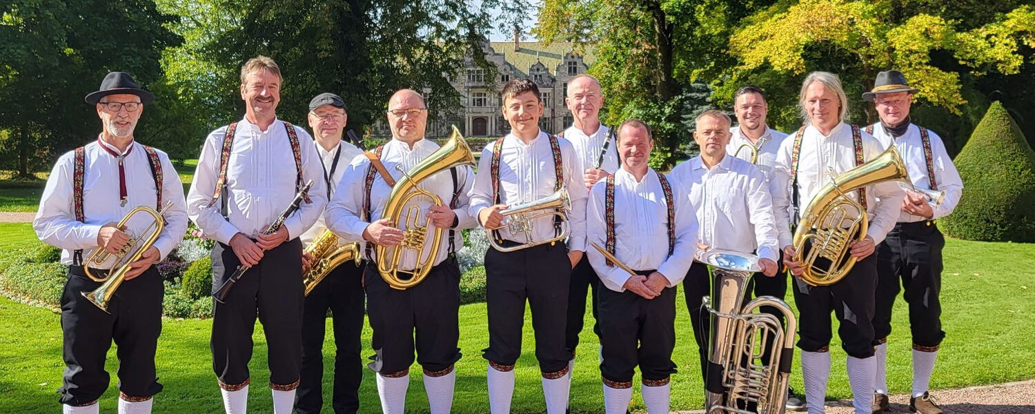 Musikergruppe mit Instrumenten im Altensteiner Park