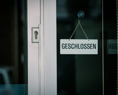 Tür mit Schild, auf dem "geschlossen" steht