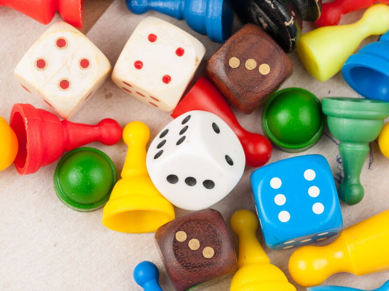 Würfel, Spielfiguren bunt durcheinander