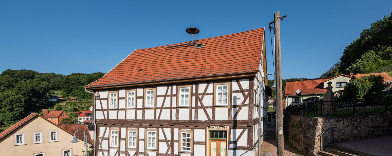 Fachwerkgebäude mit Schriftzug Heimatstube über der Eingangstür