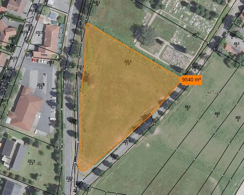 Luftkarte mit orange gekennzeichneter Fläche zwischen Tréonsraße, Grumbachsraße und Friedhof liegend, Größenangabe 9450 Quadratmeter