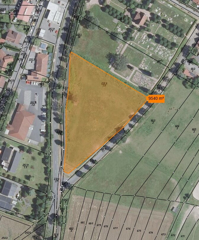 Luftkarte mit orange gekennzeichneter Fläche zwischen Tréonsraße, Grumbachsraße und Friedhof liegend, Größenangabe 9450 Quadratmeter