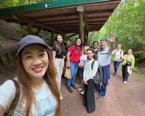 Gruppenbild: Personen unterschiedlicher Nationalität in Naturkulisse
