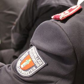 Das Abzeichen der Bad Liebensteiner Feuerwehr auf einer Uniform