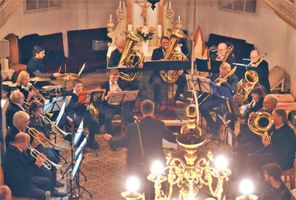 Ensemble gibt Konzert in Kirsche, Blick von Empore hinab in den Chorraum