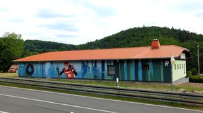 Schützenhausfassade mit Biathlon-Grafitti
