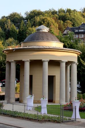 Der Brunnentempel von Bad Liebenstein ist ein Rundtempel mit Säulen und Kuppel in klassizistischen Stil