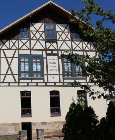 Fachwerkhaus mit Aufschrift Fröbel-Kindergarten an Fassade