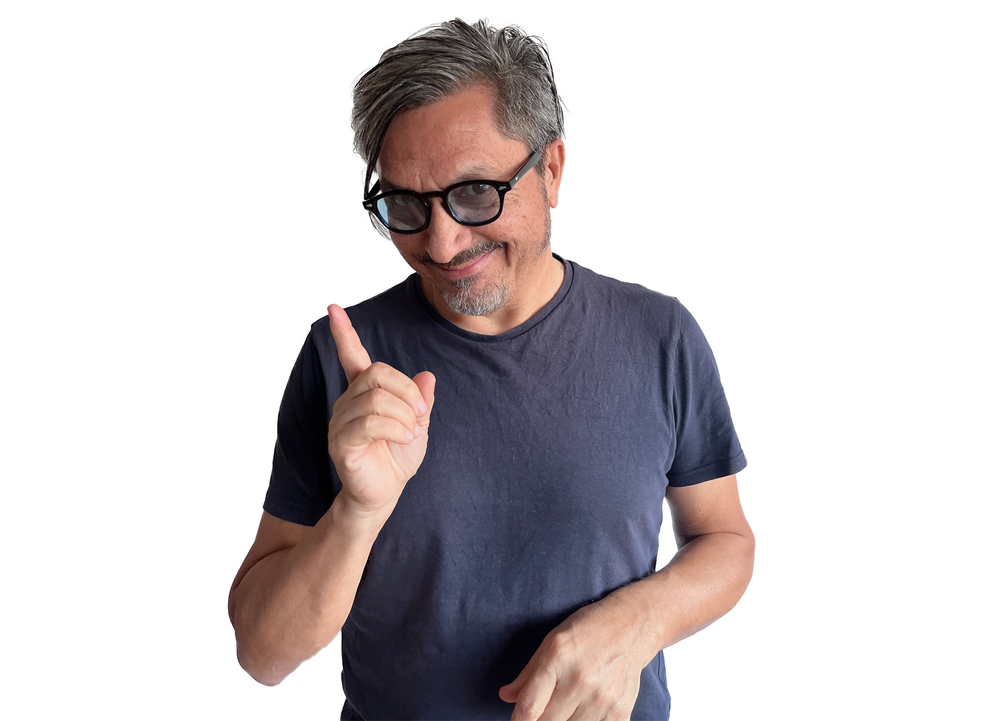 Portraitbild von Muhsin Omurca: Man mit grau melierten HAaren, schwarzer Brille, blauen Shirt, hebt Finger und lacht