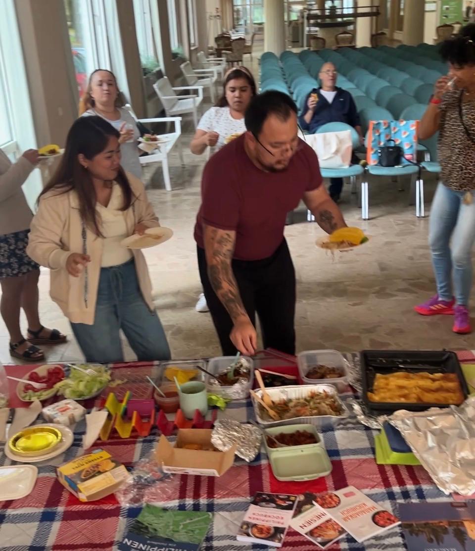 Picknickdecken und Essen auf der Bühne, Buffetgäste