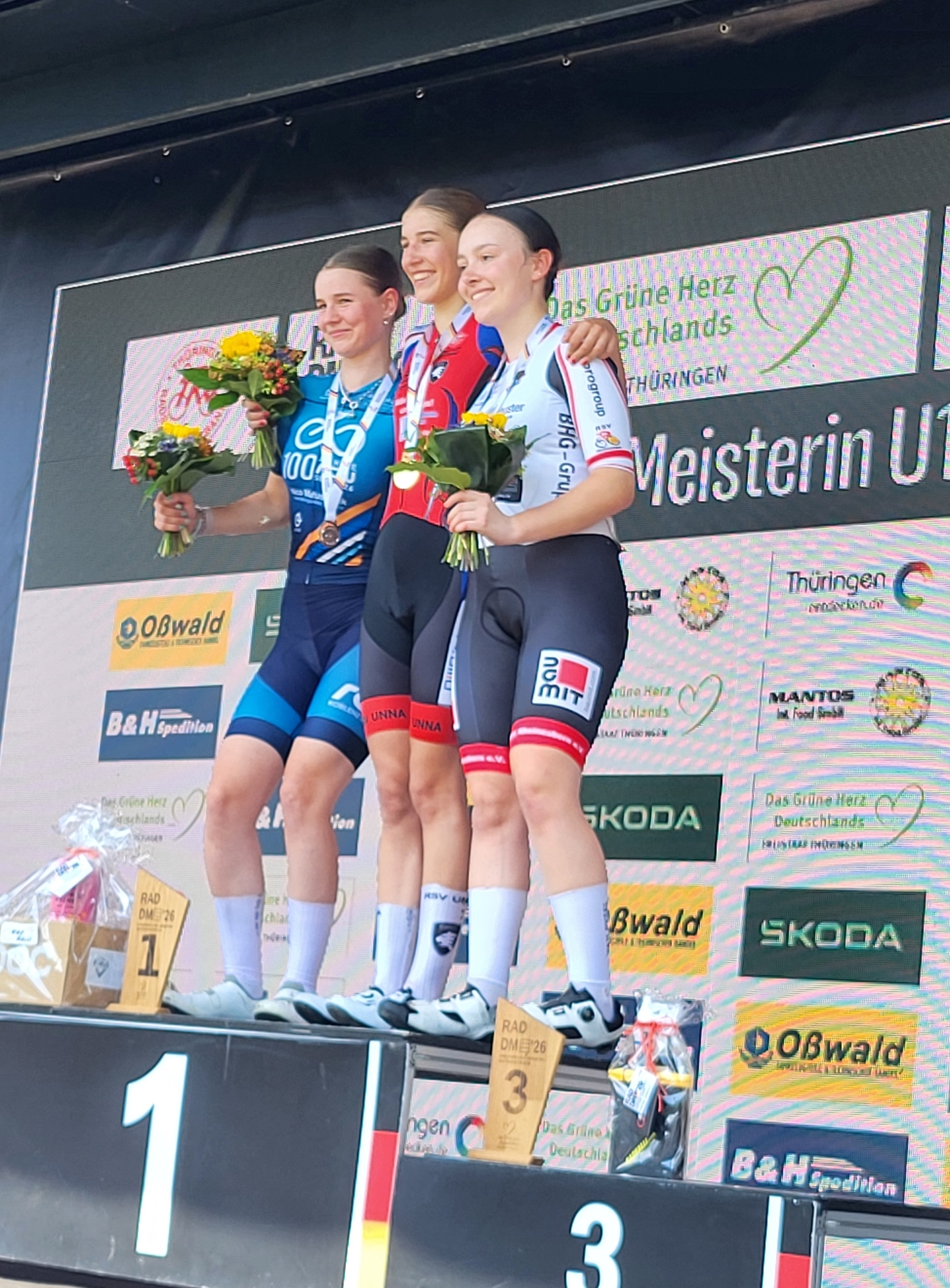 Drei Frauen der U17 auf dem Podest: (1) Nuria Sophie Müller, (2) Emilia Pauli, (3) Viola Scharpey