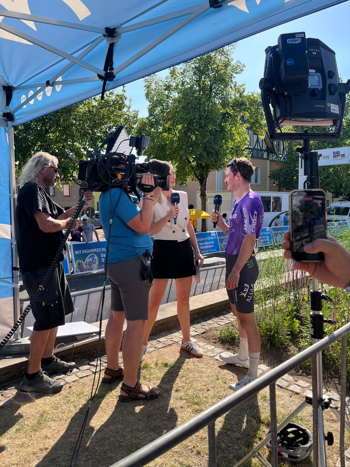 Sieger Felix Engelhardt gibt einem Fernsehteam vom mdr ein Interview